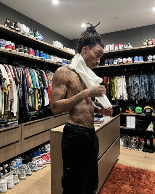Wiz Khalifa Factual Showed Off His Ripped Abs in a Original Shirtless Growth Pic